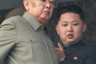 O nástupu Kim-Čong-una se delší čas spekulovalo, nyní se začal pravidelně objevovat po boku svého nemocného otce Kim Čong-ila i při veřejných vystoupeních.