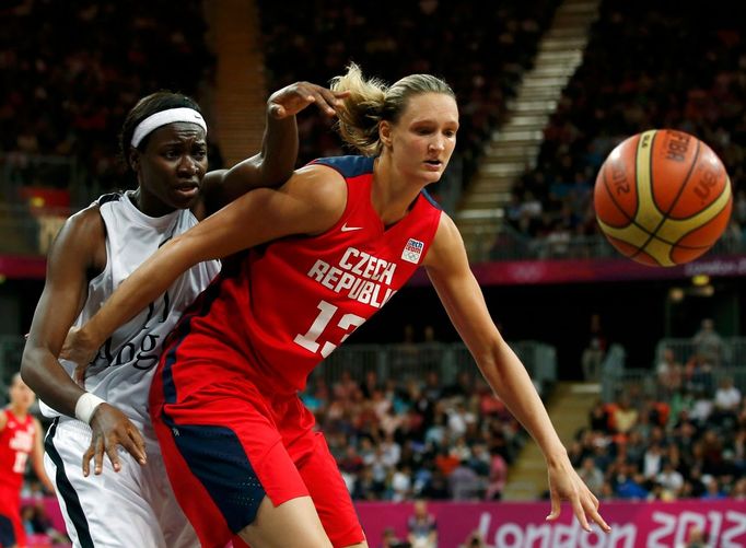 Česká basketbalistka Petra Kulichová blokuje Angolku Luisu Tomasovou v utkání skupiny A na OH 2012 v Londýně.