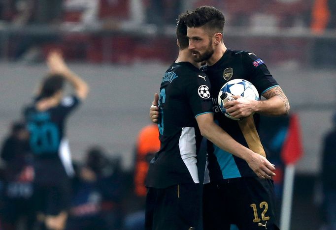 LM, Olympiakos -Arsenal:  Olivier Giroud a Laurent Koscielny