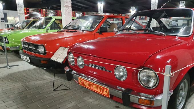Ve Strnadicích je vystavená ucelená sbírka několika desítek socialistických automobilů.