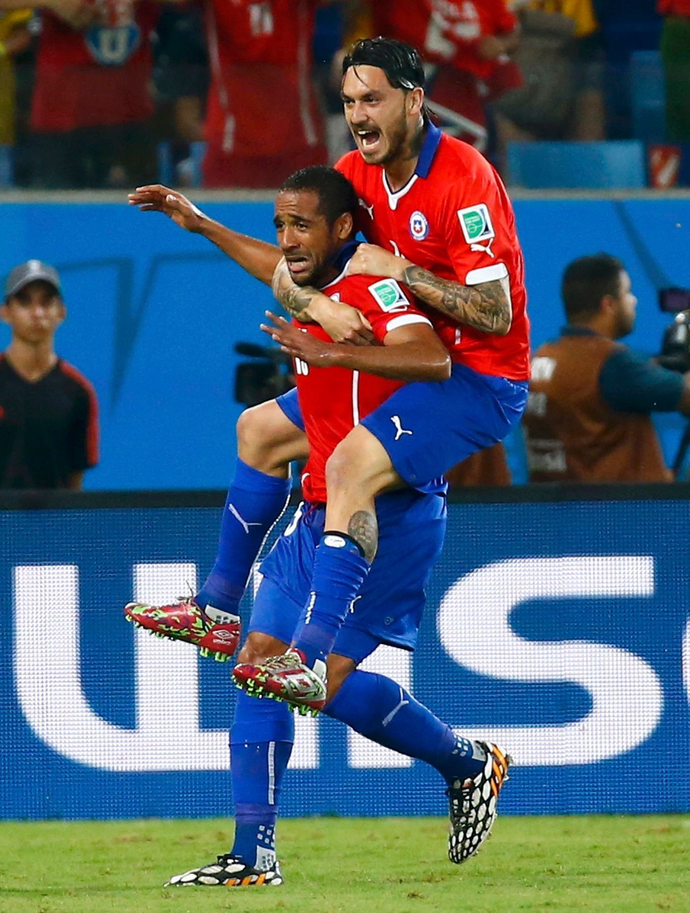 Chilané Beausejour a Pinilla slaví branku na MS