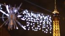 Christmas lights shine on the rue Saint Charles near the Eiffel Tower in Paris, December 4, 2012. REUTERS/Mal Langsdon (FRANCE - Tags: CITYSCAPE) Published: Pro. 4, 2012, 6:02 odp.