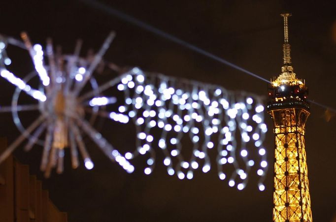 Christmas lights shine on the rue Saint Charles near the Eiffel Tower in Paris, December 4, 2012. REUTERS/Mal Langsdon (FRANCE - Tags: CITYSCAPE) Published: Pro. 4, 2012, 6:02 odp.