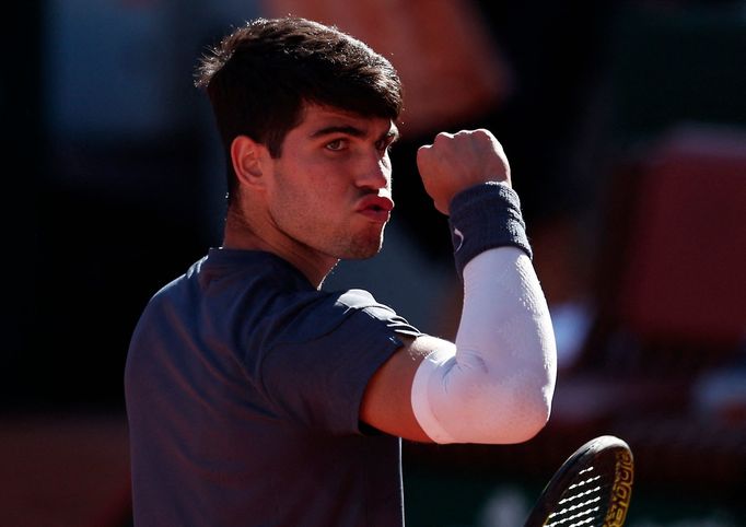 Carlos Alcaraz slaví postup do finále French Open.