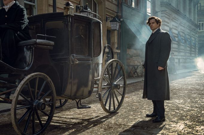 Henry Cavill jako Sherlock Holmes.