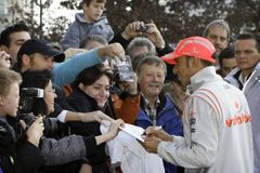 Auto proti kolu. Hamilton se utká s olympijským hrdinou