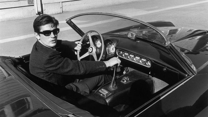 Ferrari ze stodoly a bizarní reklama. Delon na autech nešetřil, raději měl ale umění
