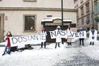 Pusťte nás ven - heslo, které od osmi ráno drželi studenti a studentky na Malostranském náměstí v Praze.