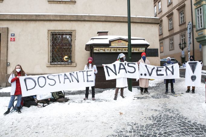 Protest studentů v županech za návrat do škol a podporu petice Nesmíme obětovat děti, 11. únor 2021.