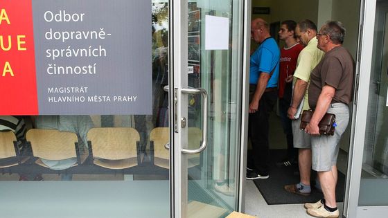 Lidé na poslední chvíli registrují svá auta, úřady jsou plné