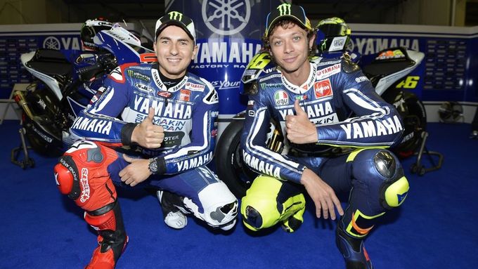 Jorge Lorenzo (vlevo) ani Valentino Rossi nešetřili na představení letošního Yamahy YZR-M1 úsměvy.