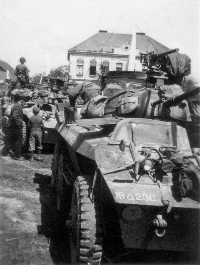 Americké obrněné automobily M-8 Greyhound ve Velichovkách 8. května 1945. Mise plk. Pratta informovala maršála Schörnera o bezpodmínečné kapitulaci Německa.