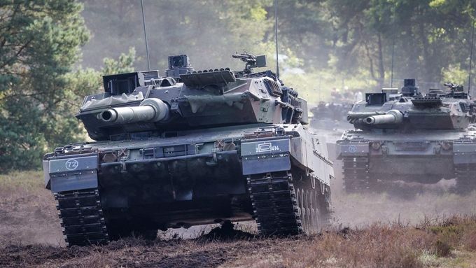 Německé tanky Leopard 2 při nácviku na Den Bundeswehru v Garlstedtu letos v červnu, ilustrační foto.