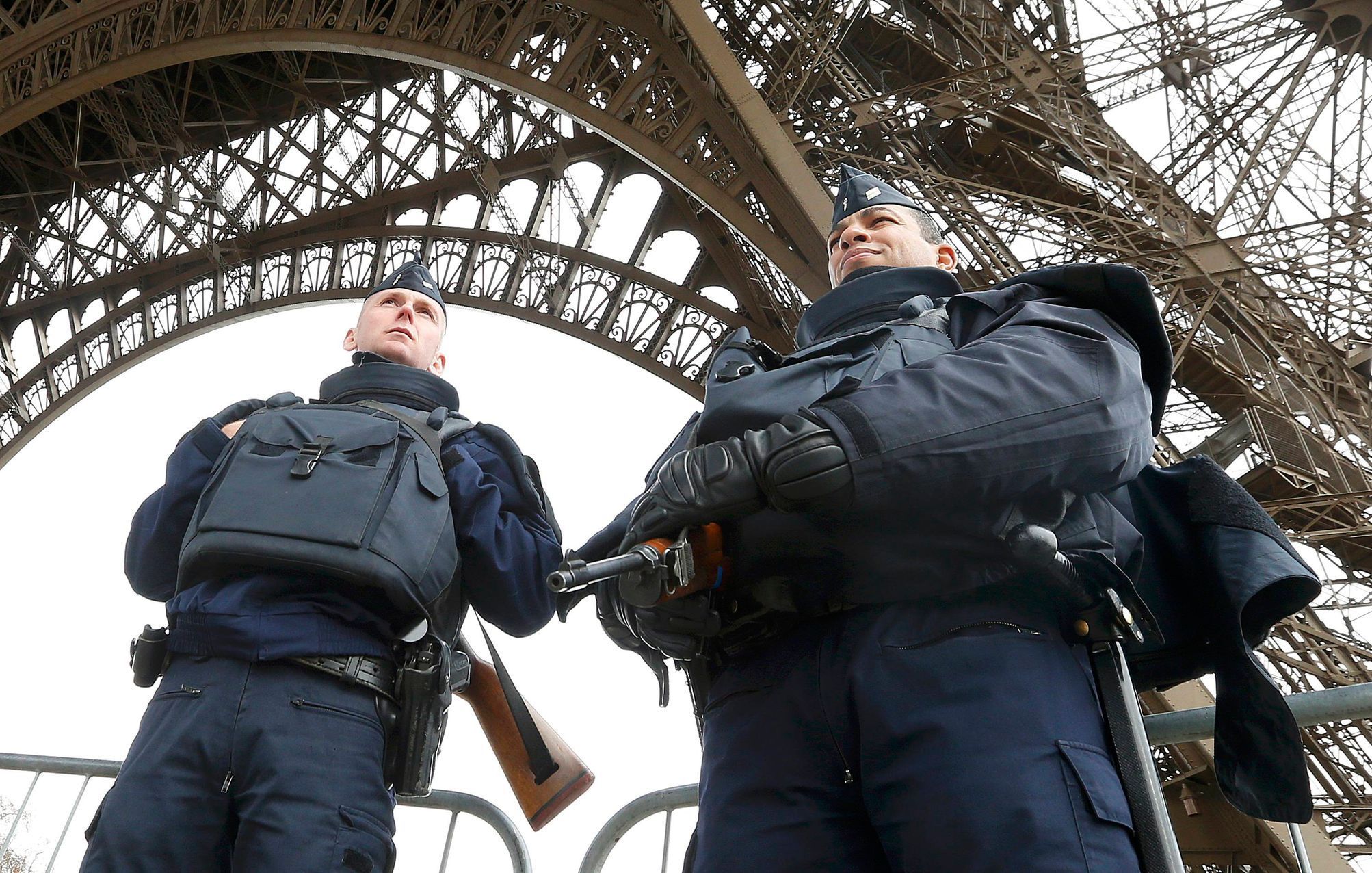 Francouzští policisté hlídkují po teroristických útocích u Eiffelovy věže.