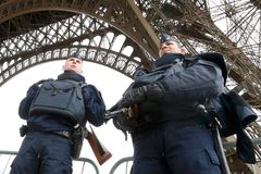 V Paříži byl zatčen muž, který vytáhl nůž u Eiffelovy věže. Chtěl zaútočit na vojáka