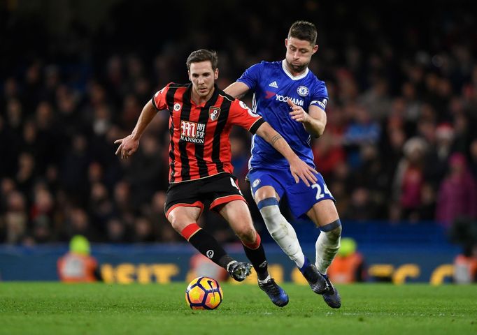 Dan Gosling z Bournemouthu v zápase proti Chelsea s Garym Cahillem v zádech