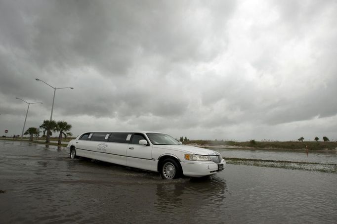 A car makes its way through flood water along Beach Blvd as Hurricane Isaac approaches Biloxi, Mississippi, August 28, 2012. REUTERS/Michael Spooneybarger (UNITED STATES - Tags: ENVIRONMENT DISASTER TRANSPORT) Published: Srp. 28, 2012, 8:50 odp.