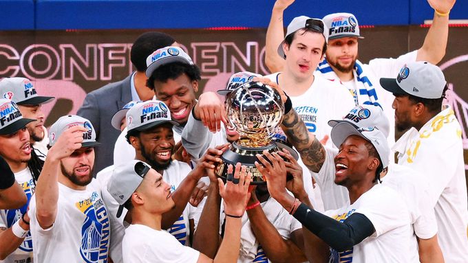Golden State Warriors s trofejí pro vítěze západní konference