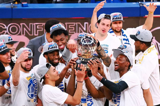 Golden State Warriors s trofejí pro vítěze západní konference