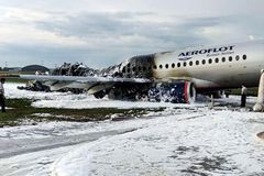 Požár ruského letadla: Někteří pasažéři si brali zavazadla, cestující vzadu uhořeli