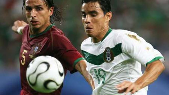 Portugalec Fernando Meira (vlevo) bojuje o míč s Mexičanem Omarem Bravem.