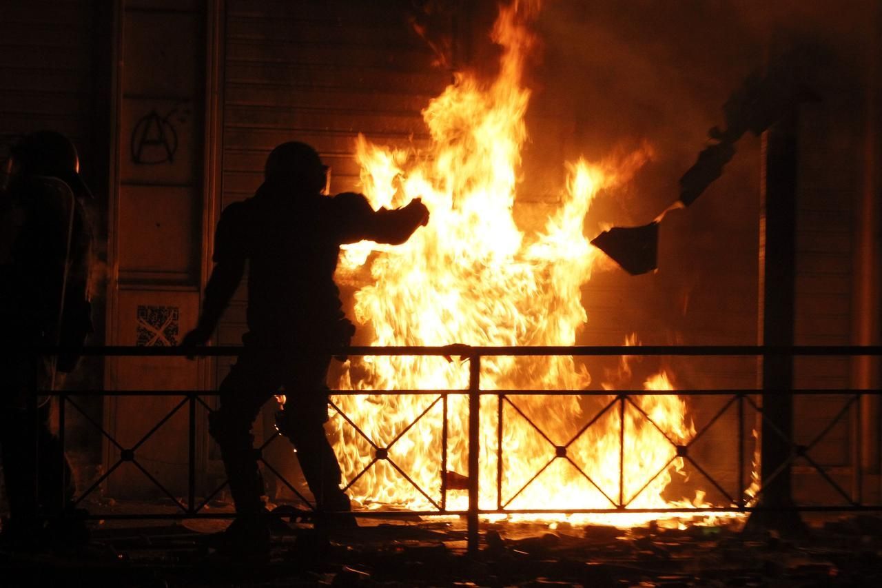 Řecký parlament schválil úspory, v ulicích byly protesty