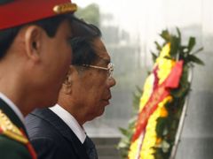 Laoský prezident Choummaly Sayasone (s brýlemi). Rozhodne o udělení milosti pro mladou Britku?