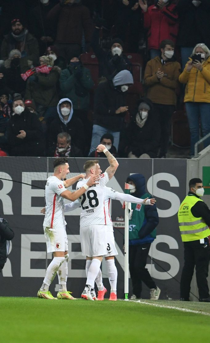 Fotbalisté Augsburgu slaví gól v síti Bayernu Mnichov.