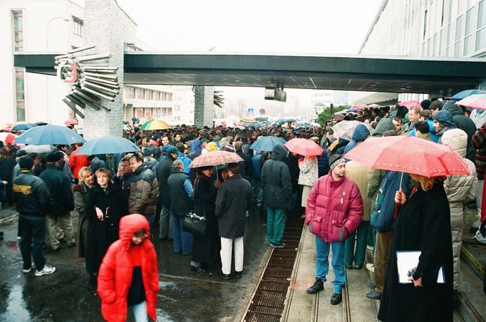 Ukázky snímků z výstavy „TELEVIZI LIDEM, NE STRANÁM - 20. výročí televizní krize v roce 2000“, která má vernisáž 10. 1. 2021 v Praze.