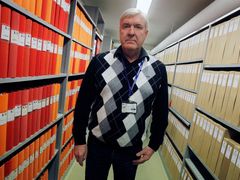 Vyšetřovatel Stig Edqvist stojí uprostřed sklepního archivu, kde se skladují nahrávky a výslechy z vyšetřování vraždy Olofa Palmeho.