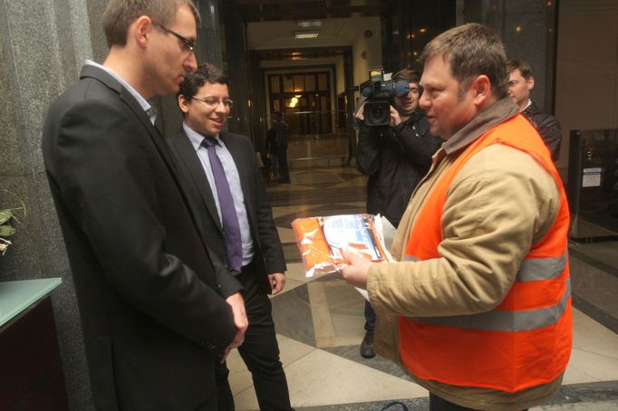 Na ministerstvu předložili mimo jiné výzvu, aby v tendrech byly více zohledňovány i jiné parametry než nízká cena.