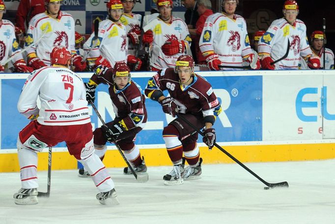 Hokejisté pražské Sparty Jaroslav Hlinka (uprostřed) a Dominik Pacovský se snaží přejít přes Lukáše Zíba v utkání 6. kola Tipsport extraligy 2012/13 s Oceláři Třinec.