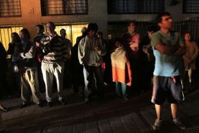 Zemětřesení v Chile zabilo desítky lidí a způsobilo vlnu tsunami