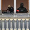 Odstřelovač belgických speciálních sil hlídá z balkónu centrum Bruselu.