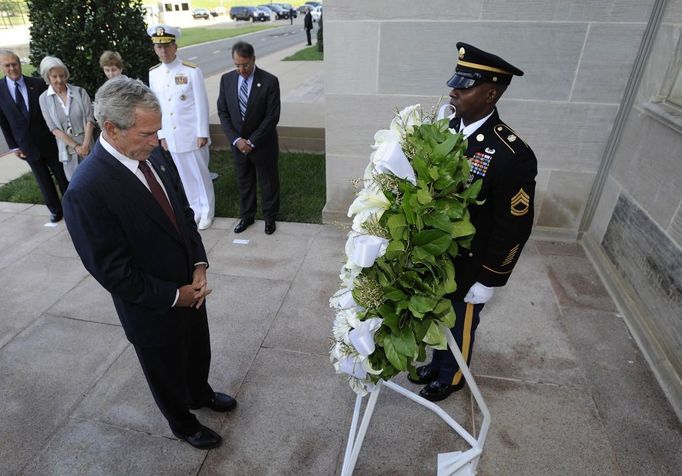 George W. Bush v sobotu navštívil Pentagon.