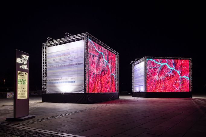 Instalace festivalu Signal v pražské Stromovce.