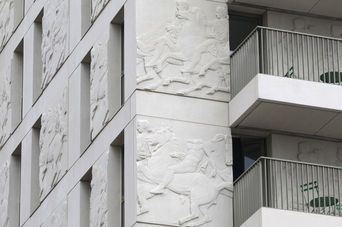 An Olympic frieze designed to link the Olympic Village with its Ancient Greek past, built for the London 2012 Olympic Games in Stratford, east London on June 29, 2012. The village will accomodate up to 16,000 athletes and officials from more than 200 nations. Picture taken June 29, 2012. REUTERS/Olivia Harris (BRITAIN - Tags: SPORT OLYMPICS BUSINESS CONSTRUCTION CITYSPACE) Published: Čer. 30, 2012, 12:39 odp.