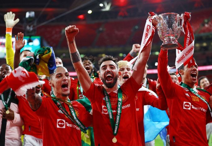 Fotbalisté Manchesteru United s trofejí pro vítěze Ligového poháru