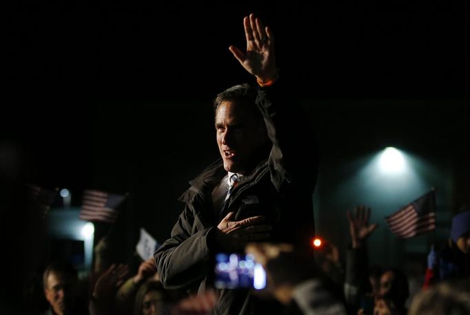 U.S. Republican presidential nominee Mitt Romney waves to the crowd at the conclusion of a campaign rally in Newport News, Virginia November 4, 2012. REUTERS/Brian Snyder (UNITED STATES - Tags: POLITICS ELECTIONS USA PRESIDENTIAL ELECTION) Published: Lis. 5, 2012, 3:36 dop.