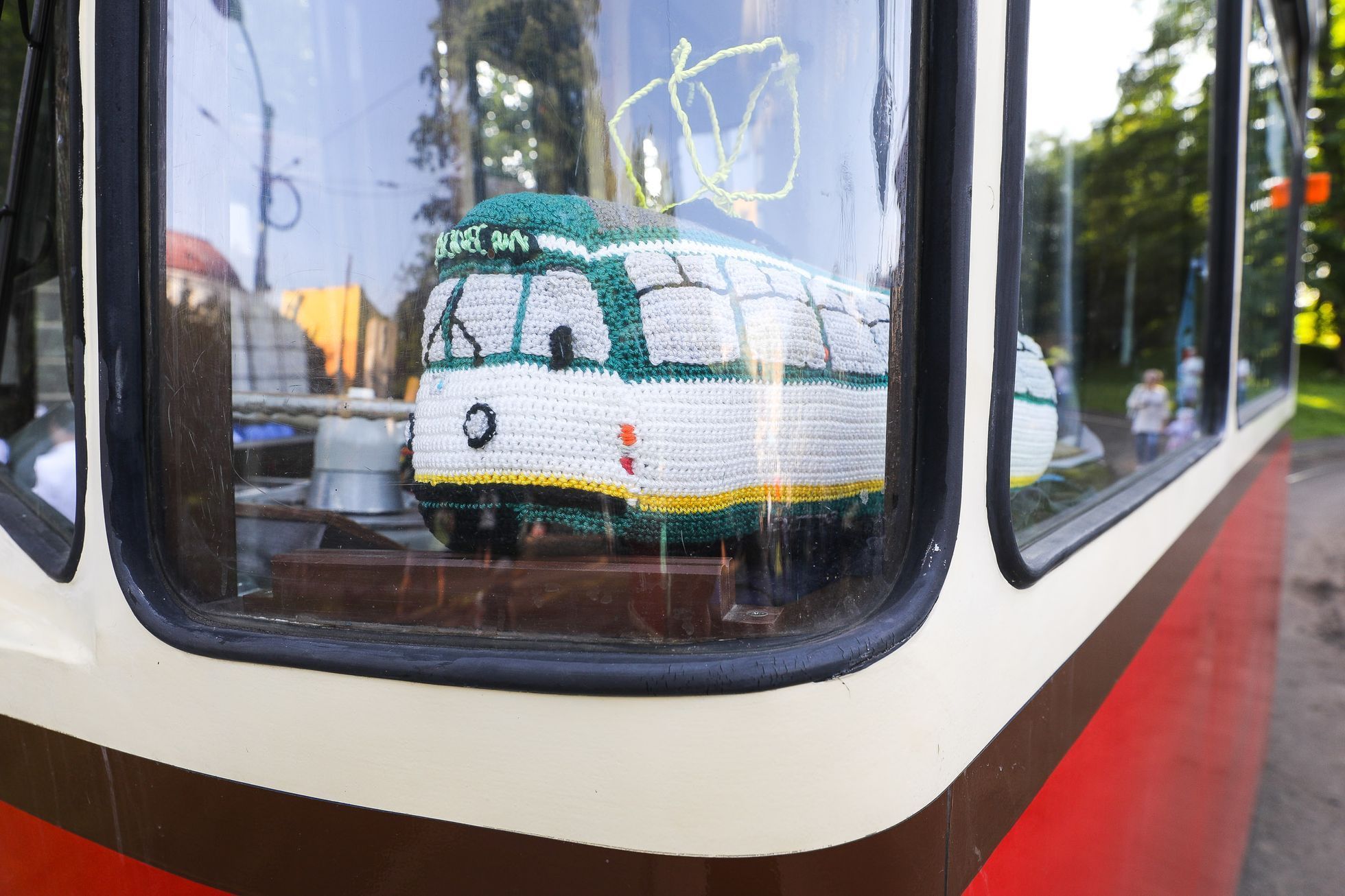 Průvod tramvají, tramvaj, trať Jablonec nad Nisou - Liberec, loučení, rozchod kolejí 1000 milimetrů, šotouš