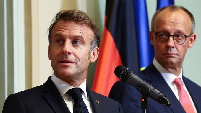 Francouzský prezident Emmanuel Macron a německý kancléř Friedrich Merz