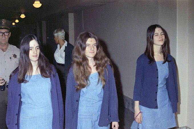 Členky Mansonova vraždícího gangu na cestě k soudnímu přelíčení. Snímek z roku 1969.