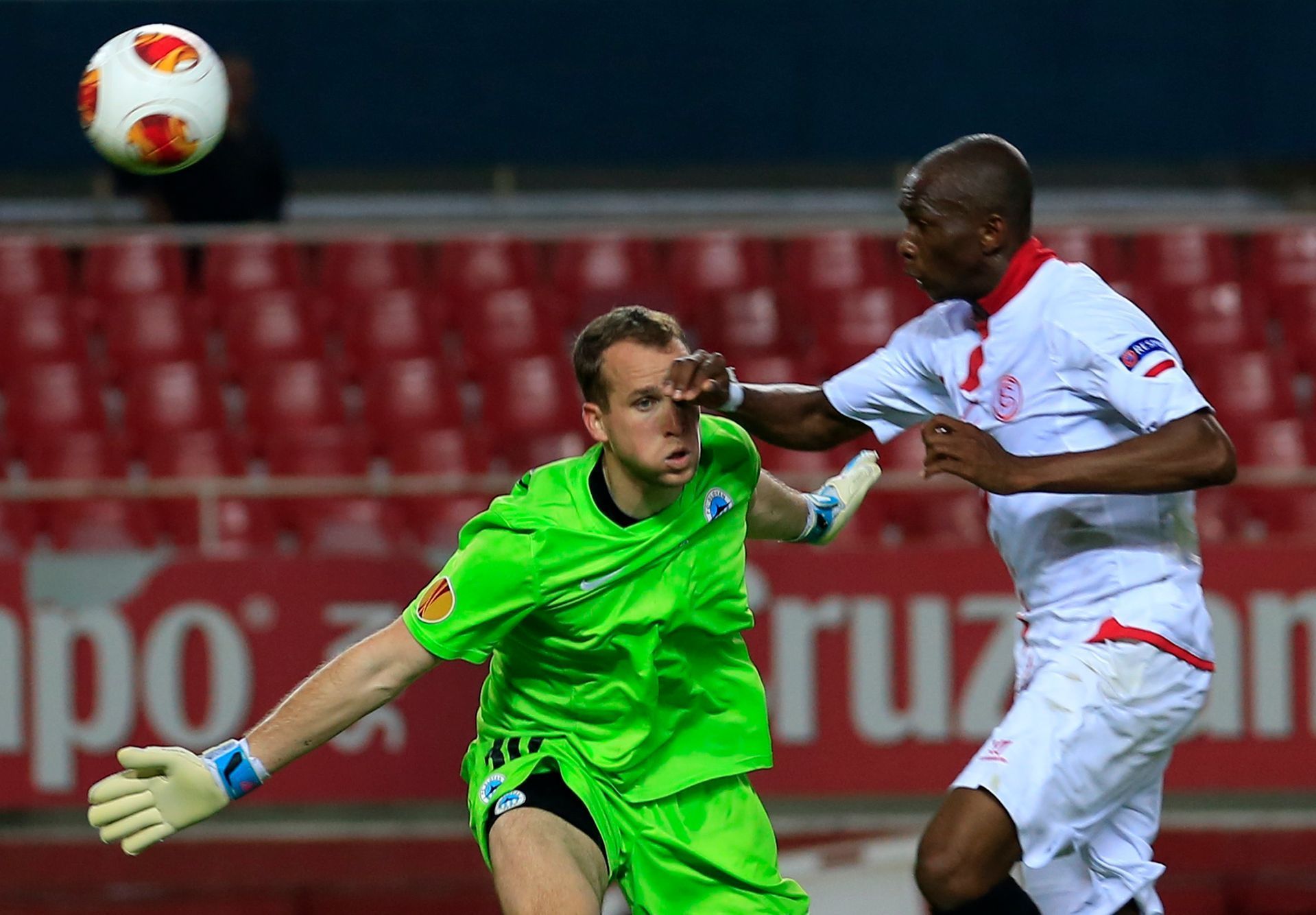 EL, Sevilla - Liberec: Lukáš Hroššo -  Stephane M'bia
