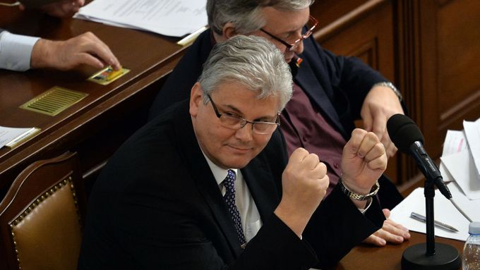 Ministr zdravotnictví Miloslav Ludvík při finálním hlasování.