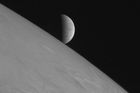 Sonda New Horizons nasnímala tento snímek ledového měsíce Europa, který vychází nad planetu Jupiter. Europa má 3100 km v průměru, takže je jen o něco málo menší než pozemský Měsíc, a současně je šestým největším měsícem ve sluneční soustavě. Předpokládá se, že plášť Europy je tvořen převážně z křemičitanů, které obklopují železné jádro. Okolo Europy se vyskytuje slabá atmosféra tvořená převážně z kyslíku, pod ní se nachází ledová krusta tvořící pevný a hladký povrch.