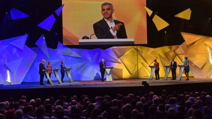 David Dimbleby, Boris Johnson, Gisela Stuartová, Andrea Leadsomová, Sadiq Khan, Ruth Davidsonová a Frances O’Grady během debaty televize BBC ve Wembley.