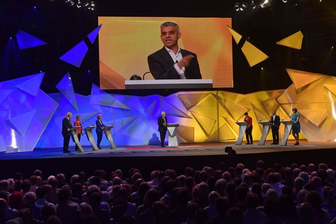 David Dimbleby, Boris Johnson, Gisela Stuartová, Andrea Leadsomová, Sadiq Khan, Ruth Davidsonová a Frances O’Grady během debaty televize BBC ve Wembley.