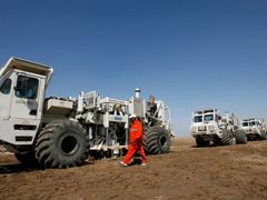 Kolona vozidel se zařízením pro seismický výzkum na ropném poli al-Ahdab. Podle posledního průzkumu se Iráčané obávají především ztráty práce