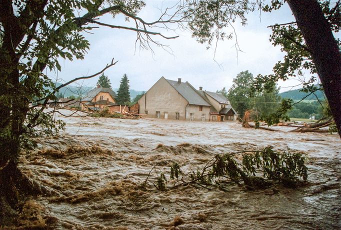 Archivní snímek z povodní v roce 1997, které postihly třetinu země, nejvíce Moravu a východní Čechy.