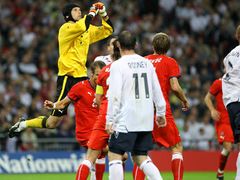 Petr Čech v akci.